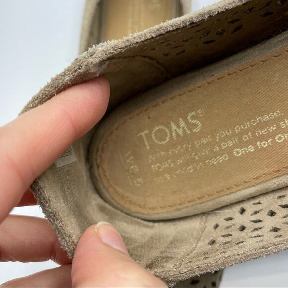 Toms Beige Leather Laser Cut Slip On Flats Womens 6.5 Shoes Comfort Ballet - Picture 8 of 10